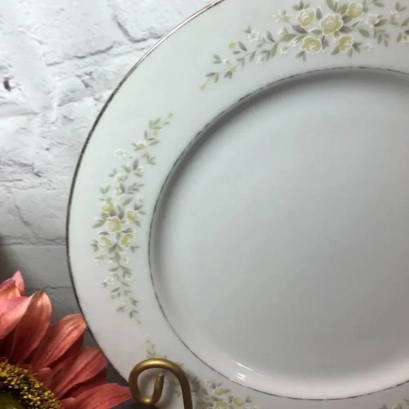 vintage Crown Victoria Fine China CAROLYN plate - Picture 3 of 6